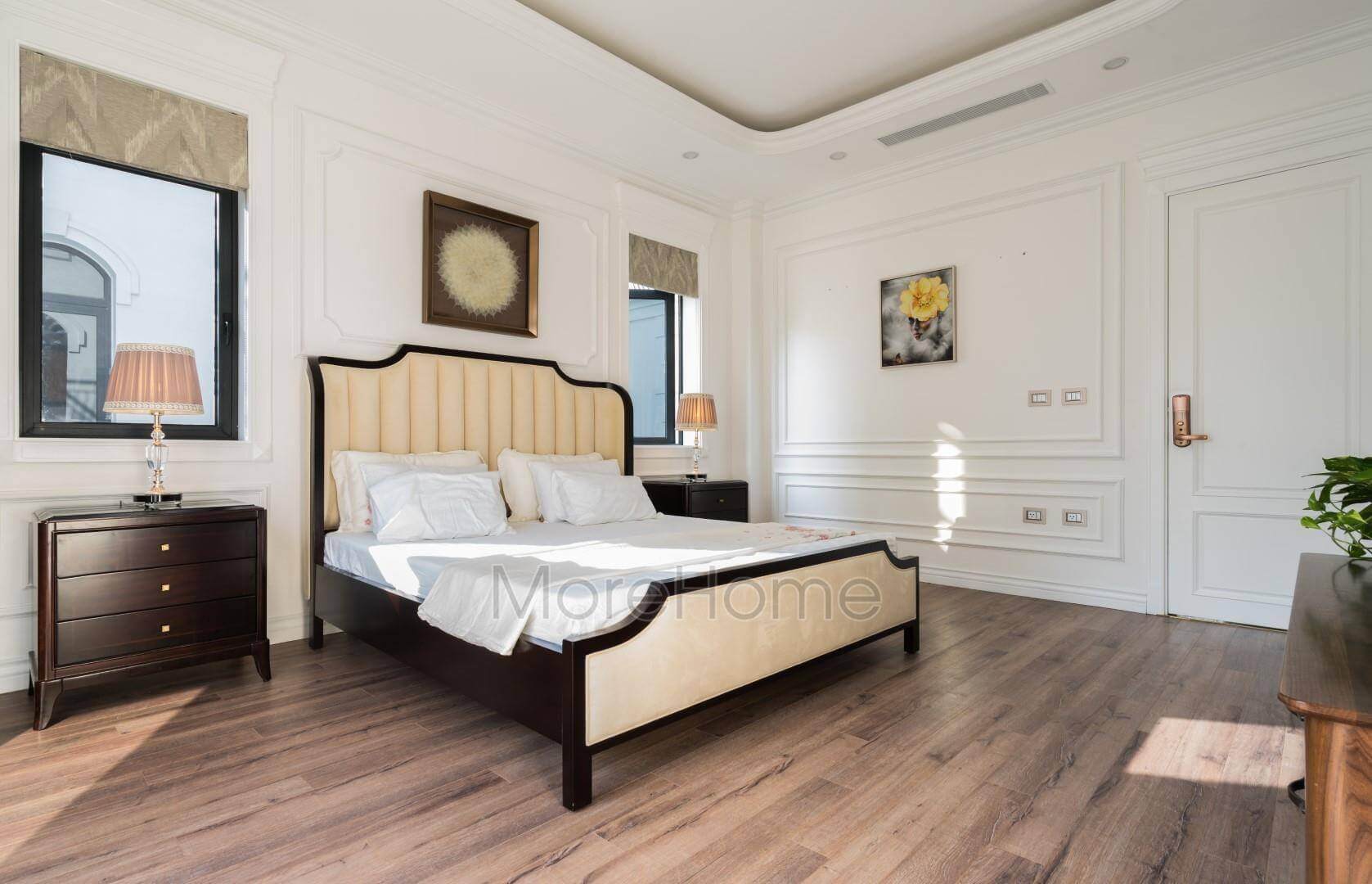 Phòng ngủ master được trang trí theo phong cách tân cổ điển gồm các nội thất giường ngủ, kệ trang trí, đôn đầu giường, tranh, đèn,... Mẫu nội thất biệt thự đẹp