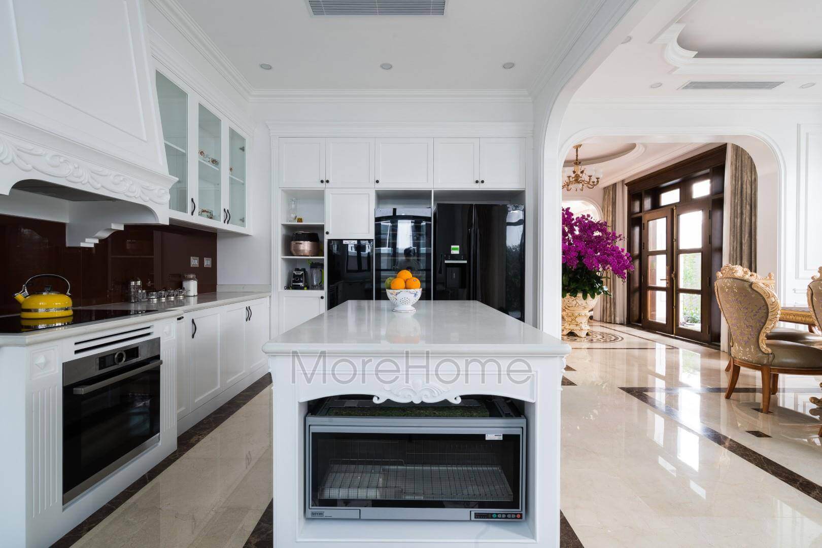 Không gian phòng bếp kết hợp phòng ăn rộng lớn phù hợp với các gia đình nhiều thế hệ cũng như đón tiếp khách tới chơi Thiết kế nội thất phòng bếp