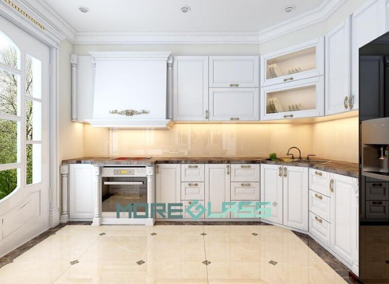 Lắp đặt hoàn thiện mẫu kính ốp bếp màu kem nhẹ nhàng kết hợp với tủ bếp cùng gam màu cho phòng bếp thêm hoàn hảo, ấm cúng Thiết kế phòng bếp đẹp và sang trọng