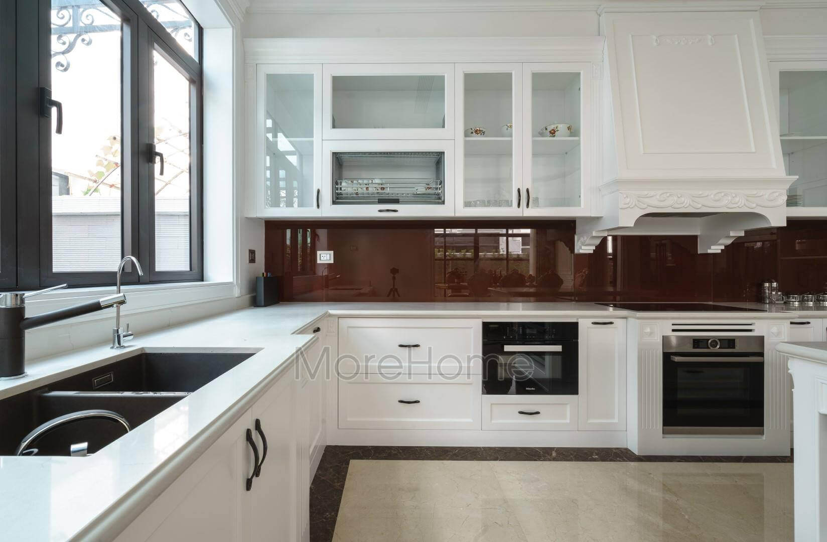 Thi công tủ bếp gỗ tự nhiên mang đậm phong cách tân cổ điển cho biệt thự cao cấp Mẫu thiết kế và thi công nội thất biệt thự