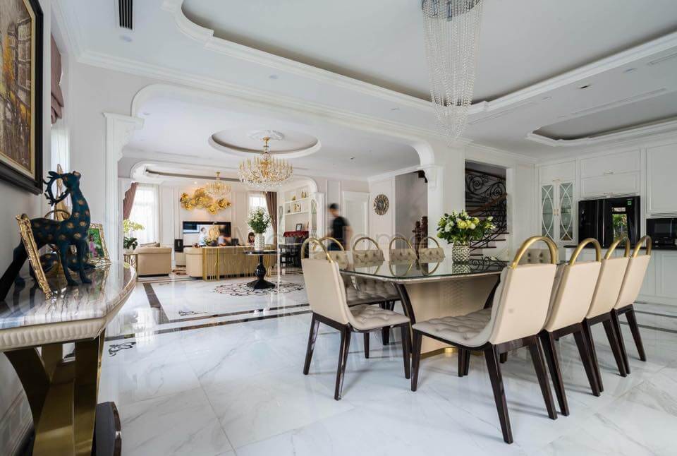 Phong cách tân cổ điển được thể hiện bởi lối thiết kế phào chỉ, đèn chùm, bộ bàn ghế ấn tượng, kệ decor gỗ tự nhiên,... Mẫu thiết kế và thi công nội thất biệt thự
