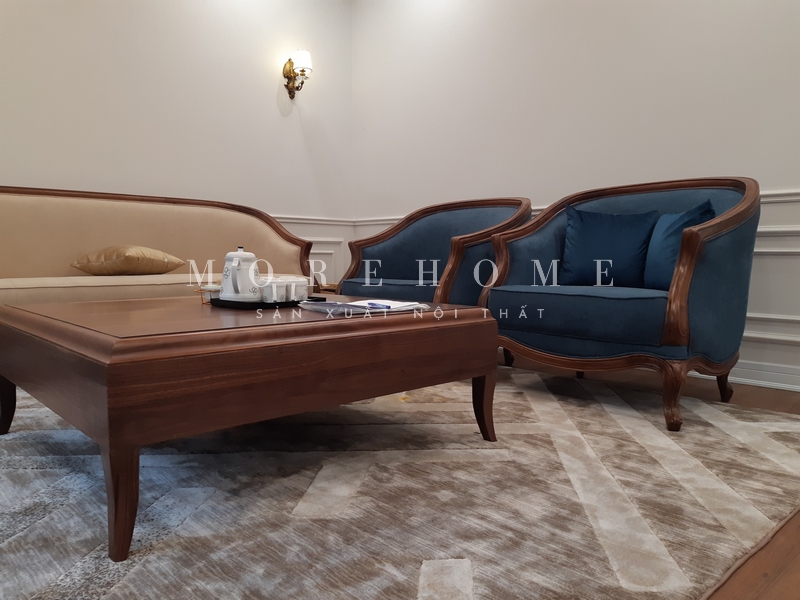 Thực hiện việc lắp đặt bàn trà vuông gỗ óc chó tân cổ điển để cung cấp các tiện nghi và làm nổi bật độ thẩm mỹ của không gian.