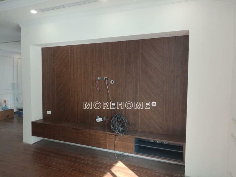 Morehome đã thực hiện thiết kế và thi công các công trình nội thất trọn gói tại chung cư An Bình city. Hình ảnh thi công nội thất phòng khách này được thực hiện bằng gỗ công nghiệp với kệ tivi hiện đại và vách gỗ ốp tường. Nếu quý khách cần thi công hoặc thiết kế nội thất cho chung cư An Bình city, hãy liên hệ Morehome để được tư vấn.